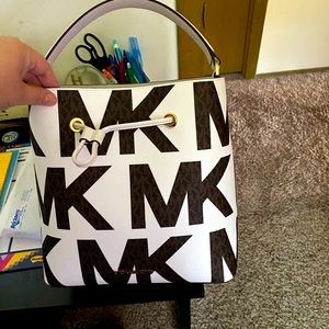 Michael Kors Suri Large Bucket Messenger